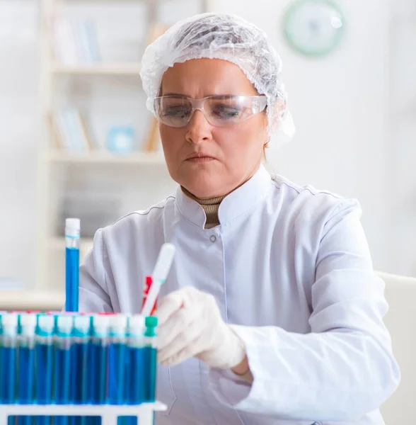 Жінка-хімік, що працює в клінічній лабораторії — стокове фото