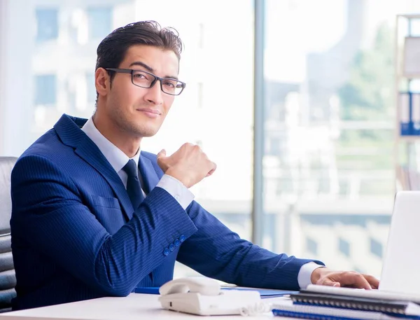 Joven hombre de negocios guapo empleado que trabaja en la oficina en el escritorio — Foto de Stock