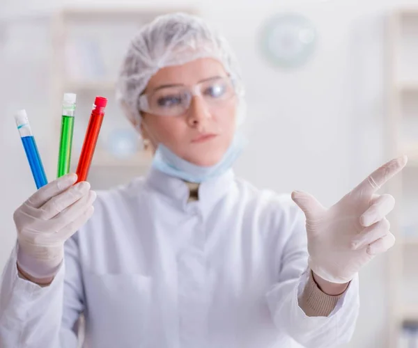 Vrouw chemicus drukt op virtuele knop in het lab — Stockfoto