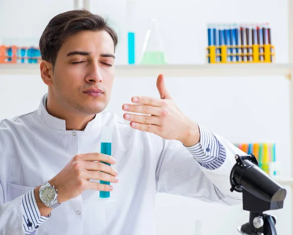 Joven estudiante de química trabajando en laboratorio sobre productos químicos —  Fotos de Stock