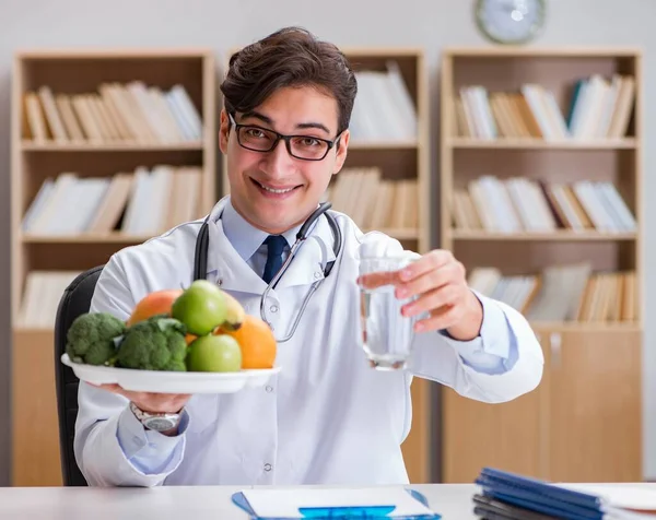 Bilim adamı çeşitli gıdalarda besin araştırması yapıyor