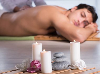 Kaplıca sırasında genç yakışıklı bir adam.