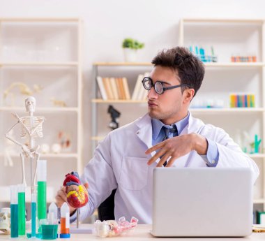 Hastane laboratuvarında eğlenen komik doktor.