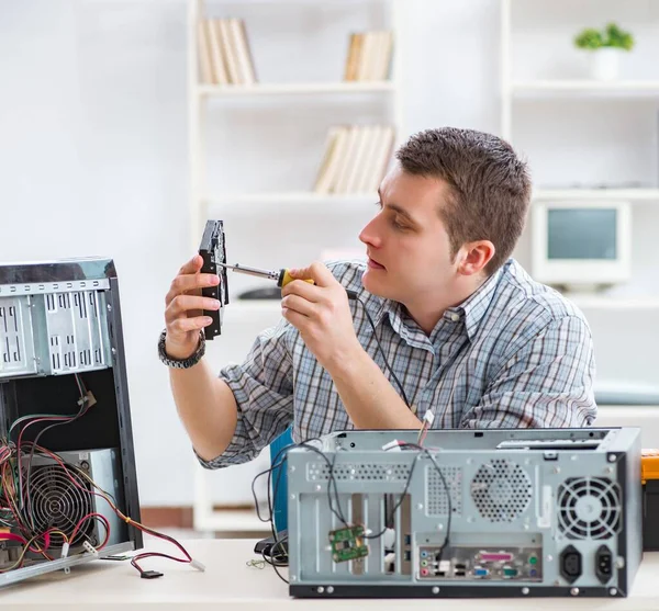 Ung tekniker reparera dator i verkstad — Stockfoto
