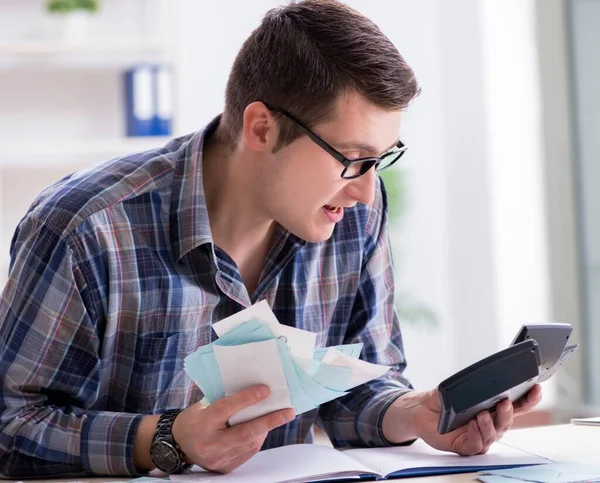 Genç adam evinde ve vergi borçlarında hayal kırıklığına uğradı.