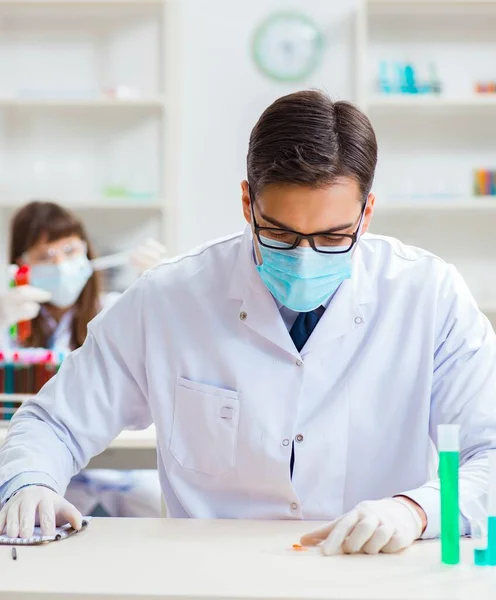 Dos químicos trabajando en experimentos de laboratorio —  Fotos de Stock