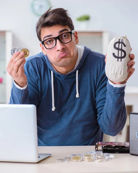 Homem jovem mineração bitcoins em casa — Fotografia de Stock