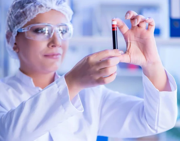 Pesquisadora cientista conduzindo uma experiência em um labora — Fotografia de Stock