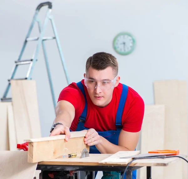 Werknemer in de werkplaats — Stockfoto