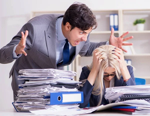 Boos woedende baas schreeuwen en schreeuwen tegen zijn secretaresse werknemer — Stockfoto