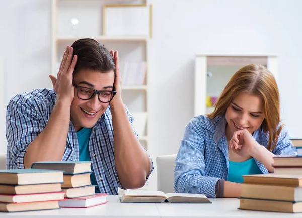 Pareja de estudiantes que estudian para exámenes universitarios — Foto de Stock