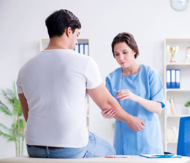 Tıbbi konsept olarak kadın doktoru ziyaret eden adam