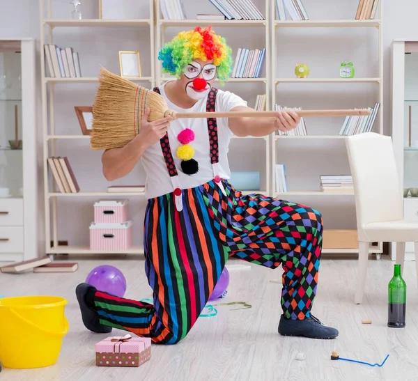 Śmieszny klaun sprząta w domu. — Zdjęcie stockowe