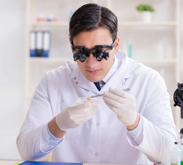 Conceito de síntese de drogas com químico trabalhando em laboratório de pesquisa — Fotografia de Stock