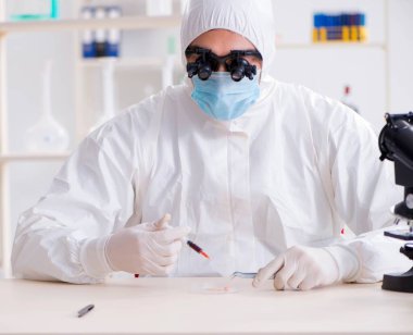 Araştırma laboratuarında çalışan kimyagerin uyuşturucu sentezi kavramı