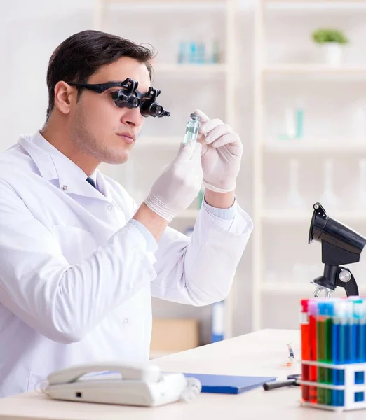 Joven científico químico trabajando en laboratorio —  Fotos de Stock