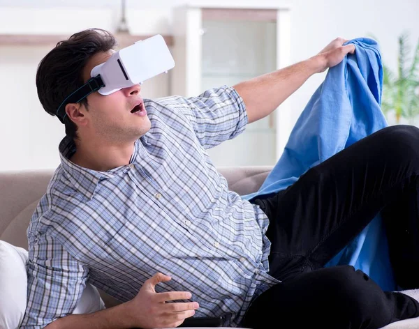 Man thuis kijkend naar virtual reality glazen — Stockfoto