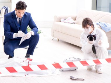 Adli tıp dedektifi suç mahallinde.