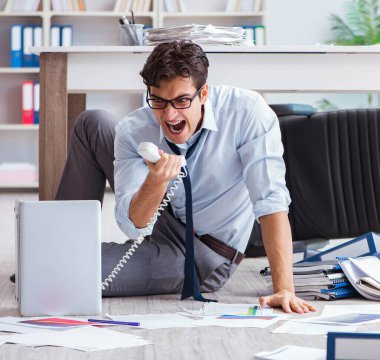 İflas etmiş işadamı ofis katında kızgın.