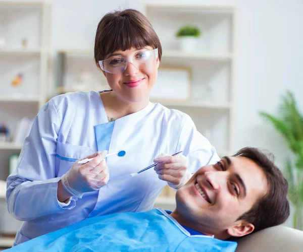 Mulher dentista médico com paciente do sexo masculino no hospital — Fotografia de Stock