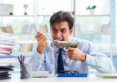 İntihar etmeyi düşünen silahlı kızgın bir işadamı.