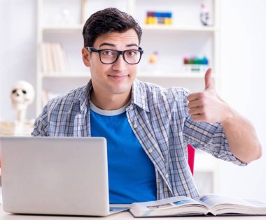 Tıp öğrencisi sınavlara hazırlanıyor.