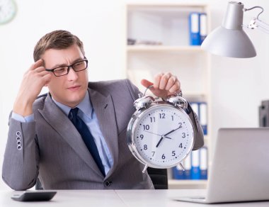 Acil ve son teslim tarihi konseptinde alarm veren bir işadamı.