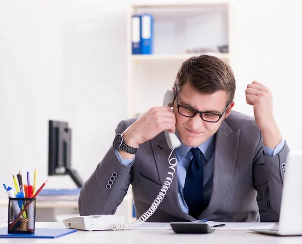 Empleado de negocios hablando por el teléfono de la oficina — Foto de Stock