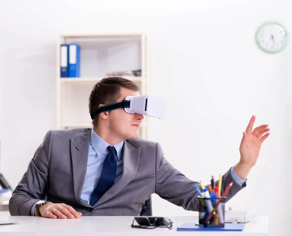 Üzletember virtuális valóság szemüveg az irodában — Stock Fotó