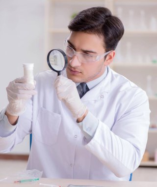 Kanıt için laboratuvarda çalışan uzman bir kriminolog.