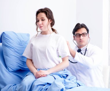 Hastanedeki hastayı ziyaret eden doktor.