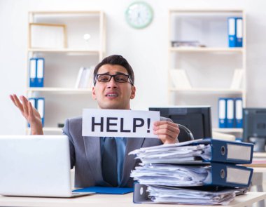 İşadamı işkolik evrak işleriyle boğuşuyor