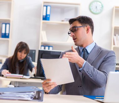 Ofiste çalışan kadın ve erkek.