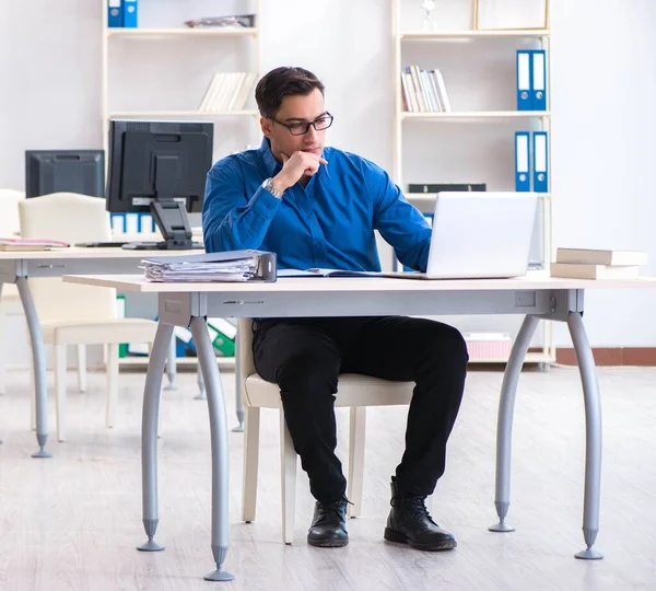 Hombre de negocios guapo empleado sentado en su escritorio en la oficina — Foto de Stock