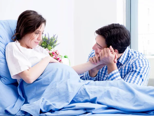 Cuidando amante marido visitando embarazada esposa en hospital — Foto de Stock