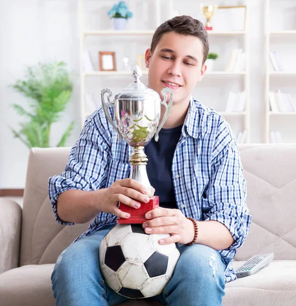 Evde futbol izleyen genç bir öğrenci. — Stok fotoğraf