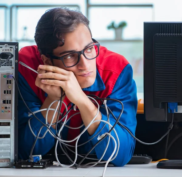 Computer repairman working on repairing computer in IT workshop — Stock Photo, Image