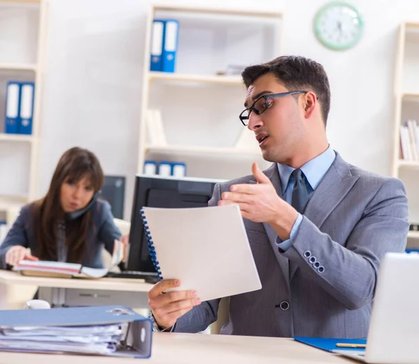 Ofiste çalışan kadın ve erkek.