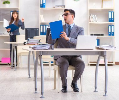 Ofiste çalışan kadın ve erkek.