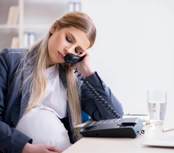 Zwangere vrouw werknemer in het kantoor — Stockfoto