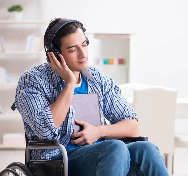 Hombre discapacitado escuchando música en silla de ruedas —  Fotos de Stock