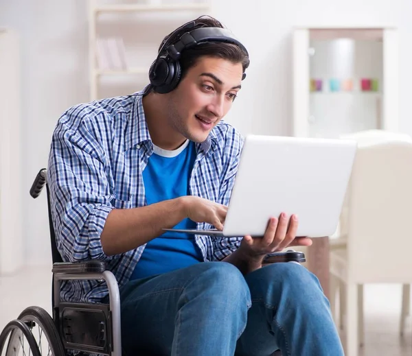 Handicapés écoutant de la musique en fauteuil roulant — Photo