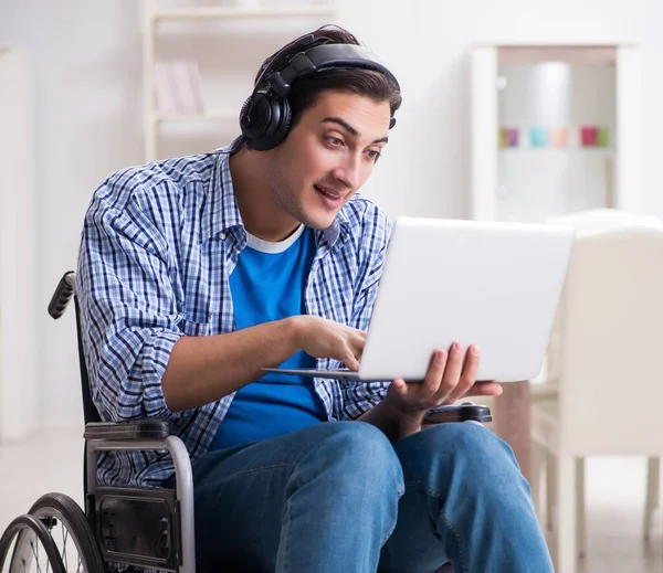 Gehandicapte die naar muziek in een rolstoel luistert — Stockfoto