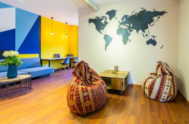 Kanepeli büyük bir oda.