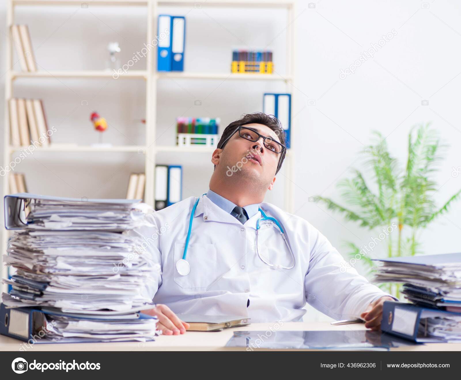Превентолог врач чем занимается. Врач на работе конструирование. Спортивный врач фото. Занятой доктор. Врач занятой человек.