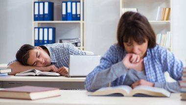 Sınıfta oturan ve okuyan öğrenciler