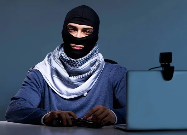 Hacker mit Sturmhaube hacken Computer — Stockfoto