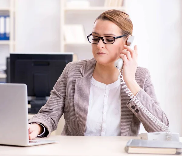 Бізнес-леді співробітник говорить по офісному телефону — стокове фото