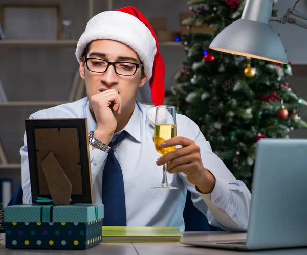 Geschäftsmann arbeitet an Heiligabend spät im Büro — Stockfoto