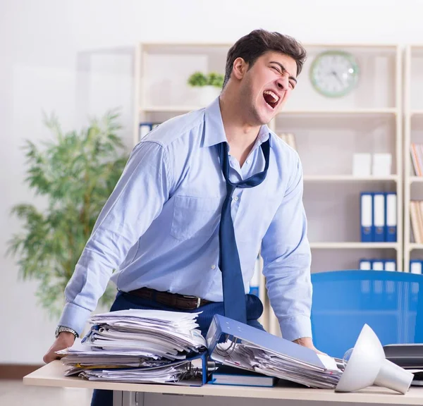 Homem de negócios irritado frustrado com muito trabalho — Fotografia de Stock